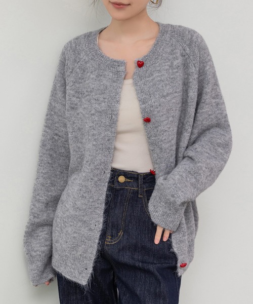 DAY CLOSET（デイ クローゼット）の「ぷっくりハートボタンがCute。長袖ノーカラーニットカーディガン レディース（カーディガン/ボレロ・レディース・ブルー/ネイビー/オートミール/グレー・FREE）」の5枚目の写真