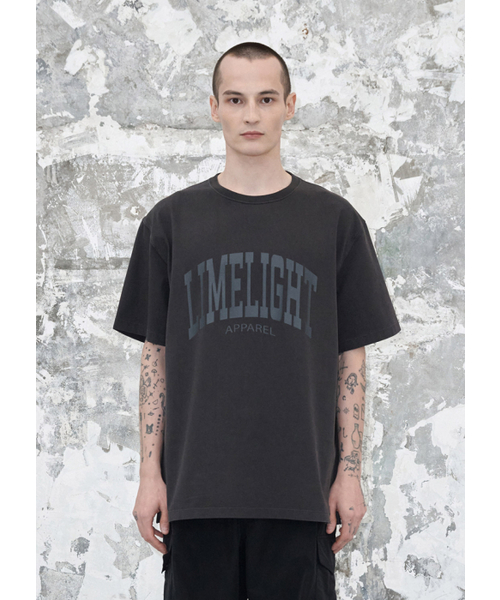 LIMELIGHT APPAREL(ライムライトアパレル)の「アパレルピグメントアーチロゴTシャツ(ブラック/グレー)(Tシャツ/カットソー・メンズ・その他・SMALL/MEDIUM/LARGE/X-LARGE)」の1枚目の写真