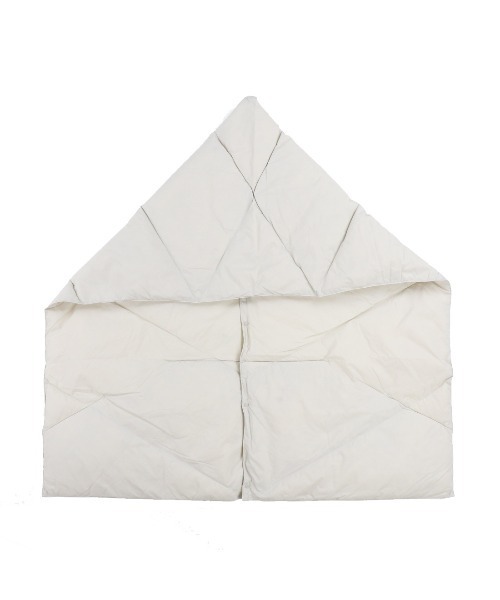 NANGA（ナンガ）の「ナンガ  DOWN PONCHO MUFFLER（マフラー・レディース・アイボリー/ブラック・FREE）」の4枚目の写真