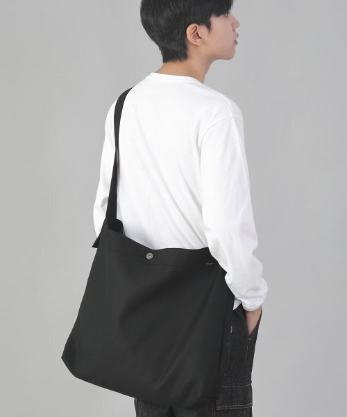 SAINTCREW(セントクルー)の「ミニマルビッグサイズクロスバッグ MBC-121 ブラックブラック(メッセンジャーバッグ・メンズ・その他・フリー)」の2枚目の写真