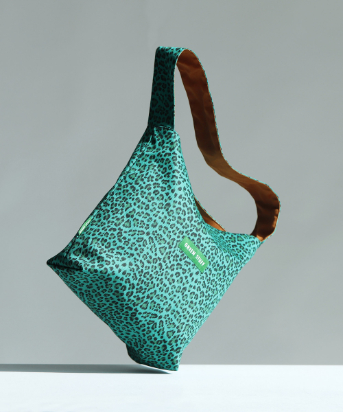 GREEN STUFF(グリーンスタッフ)の「seem full bag 62 - leopard green(エコバッグ/サブバッグ・レディース・その他・FREE)」の4枚目の写真