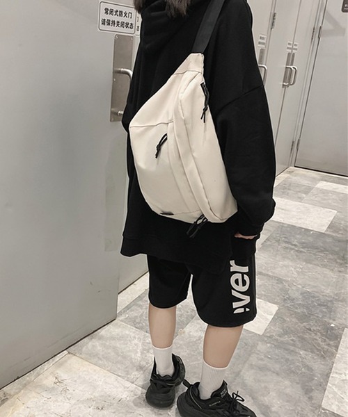 WESTBOY(ウエストボーイ)の「ユニセックス シンプル ショルダーバッグ サコッシュ WO25W10BG14(ショルダーバッグ・メンズ・ブラック/ホワイト・FREE)」の6枚目の写真
