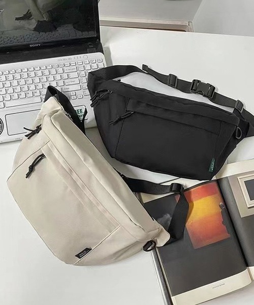 WESTBOY(ウエストボーイ)の「ユニセックス シンプル ショルダーバッグ サコッシュ WO25W10BG14(ショルダーバッグ・メンズ・ブラック/ホワイト・FREE)」の8枚目の写真