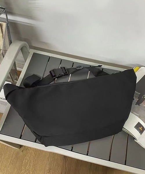 WESTBOY(ウエストボーイ)の「ユニセックス シンプル ショルダーバッグ サコッシュ WO25W10BG14(ショルダーバッグ・メンズ・ブラック/ホワイト・FREE)」の11枚目の写真
