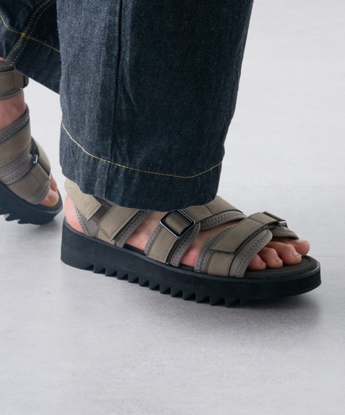 MAISON CLUB(メゾンクラブ)の「【MAISON CLUB】厚底SHARK SOLE STRAP SANDALS シャークソールストラップサンダル(サンダル・メンズ・ブラック/グレー・LL/L/M)」の1枚目の写真