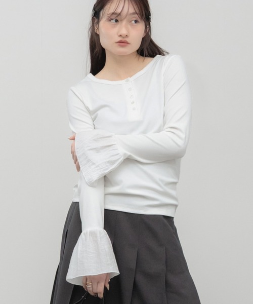 HEILIS(ヘイリス)の「袖口フリルヘンリーカットソー / レイヤード フリル袖 ヘンリーネック カットソー Tシャツ 長袖 Tシャツ コンパクト クロップド クルーネック 無地 ガーリー グッドガール カジュアル シンプル 韓国 オフィスカジュアル 春服 秋服 冬服 カジュアル シンプル トップス 黒 白 フレア(Tシャツ/カットソー・レディース・ブラック/グレー/オフホワイト・FREE)」の2枚目の写真