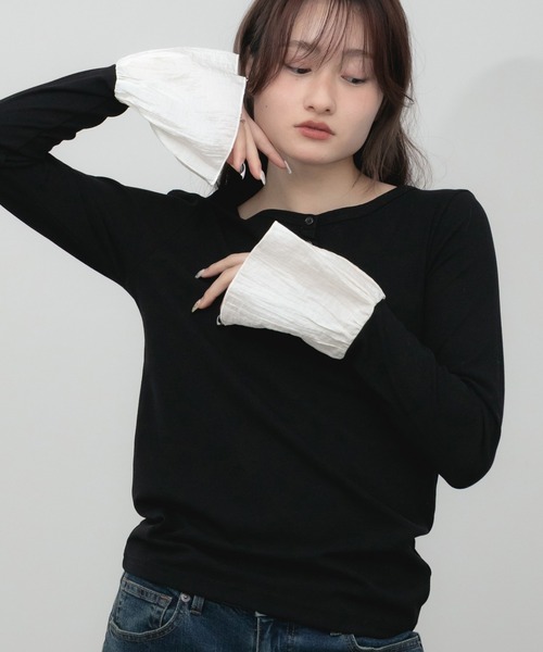 HEILIS(ヘイリス)の「袖口フリルヘンリーカットソー / レイヤード フリル袖 ヘンリーネック カットソー Tシャツ 長袖 Tシャツ コンパクト クロップド クルーネック 無地 ガーリー グッドガール カジュアル シンプル 韓国 オフィスカジュアル 春服 秋服 冬服 カジュアル シンプル トップス 黒 白 フレア(Tシャツ/カットソー・レディース・ブラック/グレー/オフホワイト・FREE)」の3枚目の写真