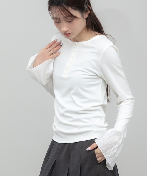 HEILIS(ヘイリス)の「袖口フリルヘンリーカットソー / レイヤード フリル袖 ヘンリーネック カットソー Tシャツ 長袖 Tシャツ コンパクト クロップド クルーネック 無地 ガーリー グッドガール カジュアル シンプル 韓国 オフィスカジュアル 春服 秋服 冬服 カジュアル シンプル トップス 黒 白 フレア(Tシャツ/カットソー・レディース・ブラック/グレー/オフホワイト・FREE)」の4枚目の写真