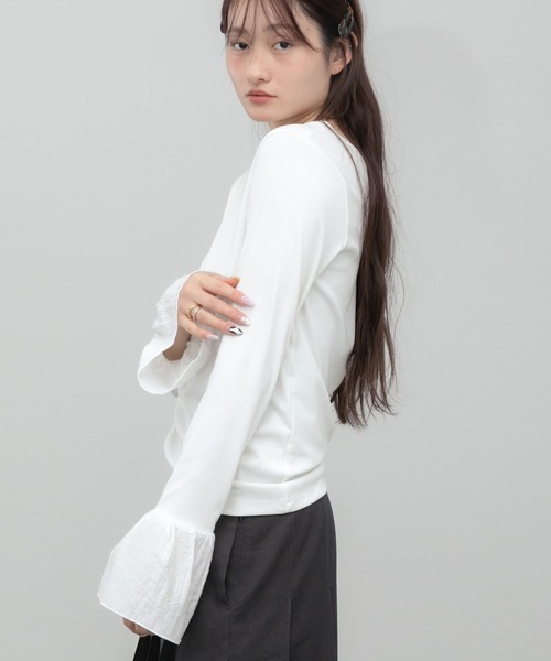 HEILIS(ヘイリス)の「袖口フリルヘンリーカットソー / レイヤード フリル袖 ヘンリーネック カットソー Tシャツ 長袖 Tシャツ コンパクト クロップド クルーネック 無地 ガーリー グッドガール カジュアル シンプル 韓国 オフィスカジュアル 春服 秋服 冬服 カジュアル シンプル トップス 黒 白 フレア(Tシャツ/カットソー・レディース・ブラック/グレー/オフホワイト・FREE)」の5枚目の写真