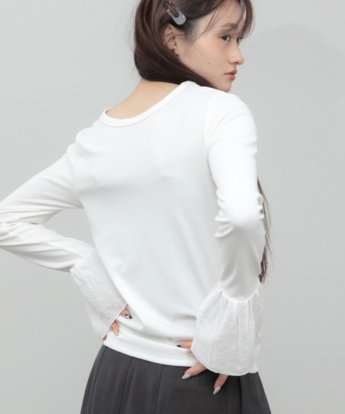 HEILIS(ヘイリス)の「袖口フリルヘンリーカットソー / レイヤード フリル袖 ヘンリーネック カットソー Tシャツ 長袖 Tシャツ コンパクト クロップド クルーネック 無地 ガーリー グッドガール カジュアル シンプル 韓国 オフィスカジュアル 春服 秋服 冬服 カジュアル シンプル トップス 黒 白 フレア(Tシャツ/カットソー・レディース・ブラック/グレー/オフホワイト・FREE)」の6枚目の写真