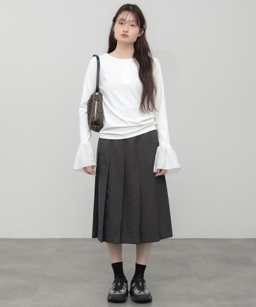 HEILIS(ヘイリス)の「袖口フリルヘンリーカットソー / レイヤード フリル袖 ヘンリーネック カットソー Tシャツ 長袖 Tシャツ コンパクト クロップド クルーネック 無地 ガーリー グッドガール カジュアル シンプル 韓国 オフィスカジュアル 春服 秋服 冬服 カジュアル シンプル トップス 黒 白 フレア(Tシャツ/カットソー・レディース・ブラック/グレー/オフホワイト・FREE)」の7枚目の写真