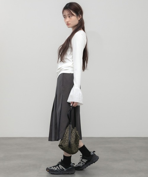HEILIS(ヘイリス)の「袖口フリルヘンリーカットソー / レイヤード フリル袖 ヘンリーネック カットソー Tシャツ 長袖 Tシャツ コンパクト クロップド クルーネック 無地 ガーリー グッドガール カジュアル シンプル 韓国 オフィスカジュアル 春服 秋服 冬服 カジュアル シンプル トップス 黒 白 フレア(Tシャツ/カットソー・レディース・ブラック/グレー/オフホワイト・FREE)」の8枚目の写真