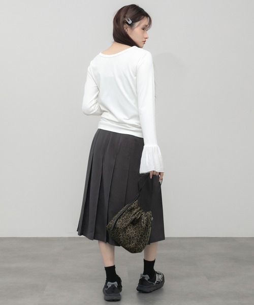 HEILIS(ヘイリス)の「袖口フリルヘンリーカットソー / レイヤード フリル袖 ヘンリーネック カットソー Tシャツ 長袖 Tシャツ コンパクト クロップド クルーネック 無地 ガーリー グッドガール カジュアル シンプル 韓国 オフィスカジュアル 春服 秋服 冬服 カジュアル シンプル トップス 黒 白 フレア(Tシャツ/カットソー・レディース・ブラック/グレー/オフホワイト・FREE)」の9枚目の写真