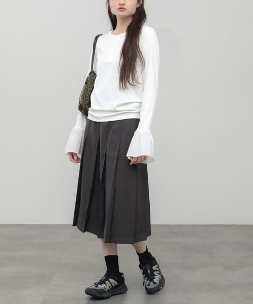 HEILIS(ヘイリス)の「袖口フリルヘンリーカットソー / レイヤード フリル袖 ヘンリーネック カットソー Tシャツ 長袖 Tシャツ コンパクト クロップド クルーネック 無地 ガーリー グッドガール カジュアル シンプル 韓国 オフィスカジュアル 春服 秋服 冬服 カジュアル シンプル トップス 黒 白 フレア(Tシャツ/カットソー・レディース・ブラック/グレー/オフホワイト・FREE)」の10枚目の写真