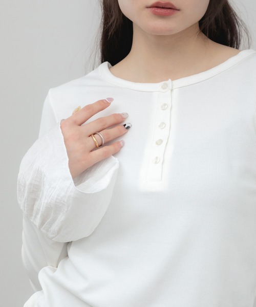 HEILIS(ヘイリス)の「袖口フリルヘンリーカットソー / レイヤード フリル袖 ヘンリーネック カットソー Tシャツ 長袖 Tシャツ コンパクト クロップド クルーネック 無地 ガーリー グッドガール カジュアル シンプル 韓国 オフィスカジュアル 春服 秋服 冬服 カジュアル シンプル トップス 黒 白 フレア(Tシャツ/カットソー・レディース・ブラック/グレー/オフホワイト・FREE)」の11枚目の写真