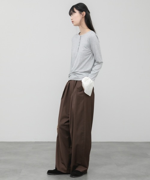 HEILIS(ヘイリス)の「袖口フリルヘンリーカットソー / レイヤード フリル袖 ヘンリーネック カットソー Tシャツ 長袖 Tシャツ コンパクト クロップド クルーネック 無地 ガーリー グッドガール カジュアル シンプル 韓国 オフィスカジュアル 春服 秋服 冬服 カジュアル シンプル トップス 黒 白 フレア(Tシャツ/カットソー・レディース・ブラック/グレー/オフホワイト・FREE)」の12枚目の写真