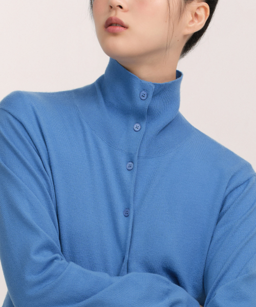 MUSINSA STANDARD WOMAN（ムシンサスタンダードウーマン）の「ウィメンズエッセンシャルハイネックカーディガン[ブルー]（カーディガン/ボレロ・レディース・その他・X-SMALL/SMALL/MEDIUM/LARGE）」の4枚目の写真