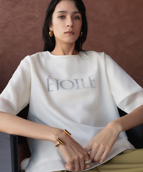 ELFRANK(エルフランク)の「フロッキー ロゴプリント 半袖 Tシャツ《着用動画あり》(Tシャツ/カットソー・レディース・チャコールグレー/オフホワイト・L/M)」の1枚目の写真