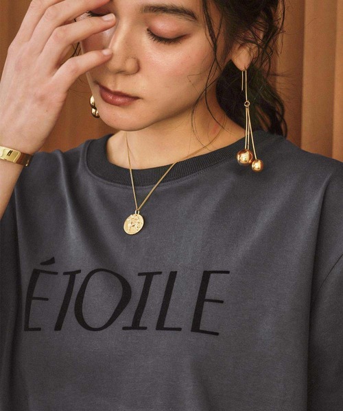 ELFRANK(エルフランク)の「フロッキー ロゴプリント 半袖 Tシャツ《着用動画あり》(Tシャツ/カットソー・レディース・チャコールグレー/オフホワイト・L/M)」の4枚目の写真