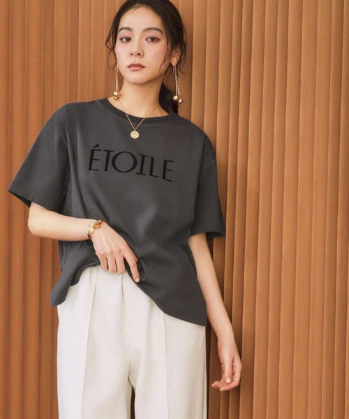 ELFRANK(エルフランク)の「フロッキー ロゴプリント 半袖 Tシャツ《着用動画あり》(Tシャツ/カットソー・レディース・チャコールグレー/オフホワイト・L/M)」の13枚目の写真