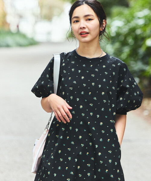 FREAK'S STORE(フリークスストア)の「THOUSAND MILE × FREAK'S STORE/サウザンドマイル 別注 UVカット パフスリーブワンピース/デニムライク/花柄(ワンピース・レディース・その他9/ネイビー・フリ-)」の14枚目の写真