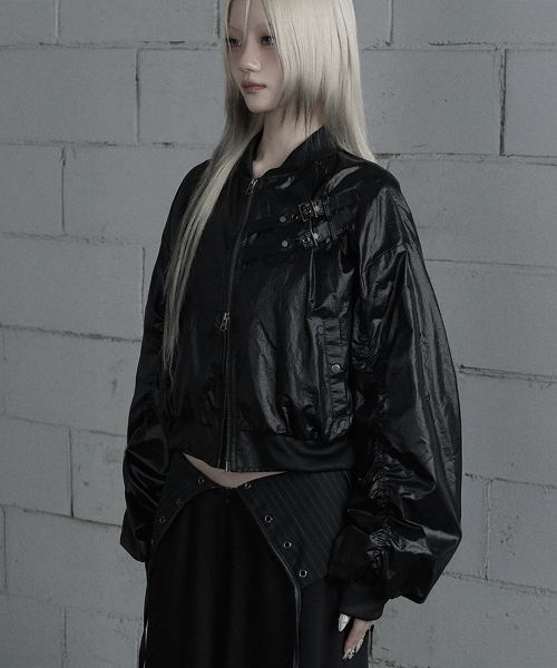 ETRE AU SOMMET(エトレオソメ)の「Chest Belt Tipstop Shirring Crop Jacket (Black)(ナイロンジャケット・レディース・ブラック・FREE)」の2枚目の写真