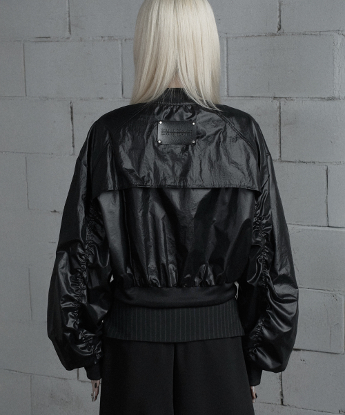 ETRE AU SOMMET(エトレオソメ)の「Chest Belt Tipstop Shirring Crop Jacket (Black)(ナイロンジャケット・レディース・ブラック・FREE)」の3枚目の写真