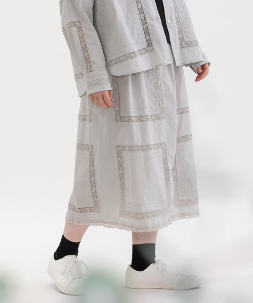 nop de nod(ノップドゥノッド)の「ハンカチ風刺繍レーススカート(スカート・レディース・オフホワイト/ネイビー/ライトグレー・3)」の1枚目の写真