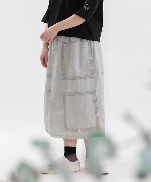 nop de nod(ノップドゥノッド)の「ハンカチ風刺繍レーススカート(スカート・レディース・オフホワイト/ネイビー/ライトグレー・3)」の21枚目の写真
