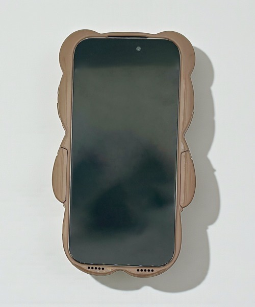 Fun & Daily(ファンアンドデイリー)の「Stand Bear iPhone Case 16 17 Pro ProMax / アイフォンケース(スマホケース/カバー・レディース・ワインレッド/グレイッシュベージュ・iPhone 16/iPhone 16 Pro/iPhone 17/iPhone 17 Pro/iPhone 17 Pro Max)」の7枚目の写真