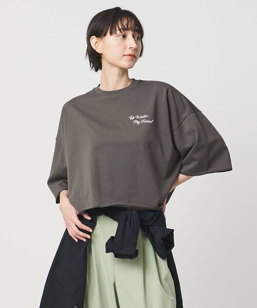 SACRA（サクラ）の「＜SACRA＞ハーフスリーブ クロップド メッセージ Tシャツ（Tシャツ/カットソー・レディース・ダークグレー/ブラック/ホワイト・38）」の3枚目の写真