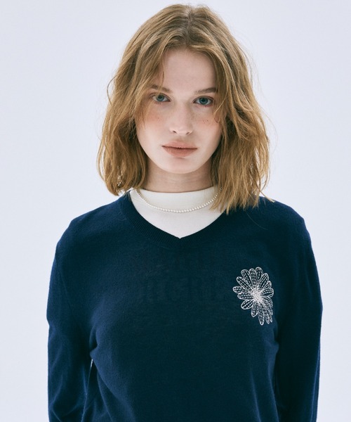 Mardi Mercredi(マルディメクルディ)の「SUMMER WOOL BLENDED V NECK / サマー ウール ブレンド Vネック(ニット/セーター・レディース・グレー/ネイビー・FREE)」の2枚目の写真