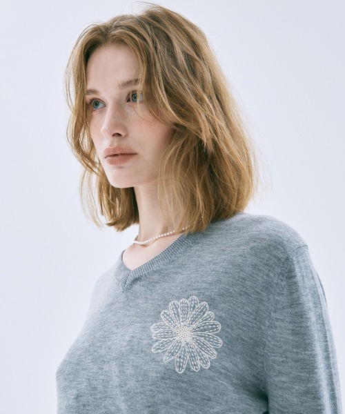 Mardi Mercredi(マルディメクルディ)の「SUMMER WOOL BLENDED V NECK / サマー ウール ブレンド Vネック(ニット/セーター・レディース・グレー/ネイビー・FREE)」の4枚目の写真