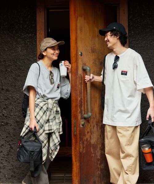 NANGA(ナンガ)の「NANGA × FREAK'S STORE/ナンガ × フリークスストア 別注 ECO HYBRID CONTOUR LOGO TEE エコハイブリッド ルーズフィット ロゴ Tシャツ(Tシャツ/カットソー・メンズ・ブラック/ホワイト/グレー・MEDIUM/LARGE)」の4枚目の写真