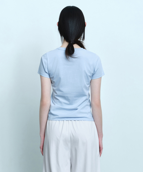 MUSINSA STANDARD WOMAN（ムシンサスタンダードウーマン）の「[UVプロテクション] ウィメンズスリムクルーネックTシャツ [クラウディブルー]（Tシャツ/カットソー・レディース・その他・X-SMALL/SMALL/MEDIUM/LARGE）」の3枚目の写真