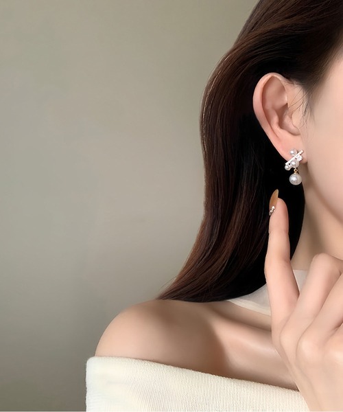LA VORAGINE(ラ ヴォラジネ)の「大人可愛い高級感 パープルピアス 結婚式 お呼ばれピアス 二次会 同窓会 お呼ばれ オケージョン(ピアス(両耳用)・レディース・ライトパープル/ホワイト/グレー・FREE)」の5枚目の写真