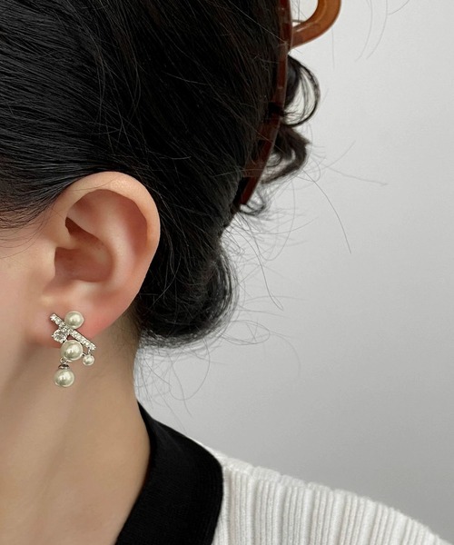 LA VORAGINE(ラ ヴォラジネ)の「大人可愛い高級感 パープルピアス 結婚式 お呼ばれピアス 二次会 同窓会 お呼ばれ オケージョン(ピアス(両耳用)・レディース・ライトパープル/ホワイト/グレー・FREE)」の6枚目の写真
