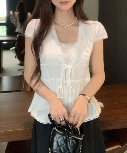 AMAJI(アマジ)の「フレンチテイスト Vネック リボンデザインTシャツ 半袖 レディース 華奢見え きれいめトップス(Tシャツ/カットソー・レディース・ホワイト・X-LARGE/LARGE/MEDIUM/SMALL)」の1枚目の写真
