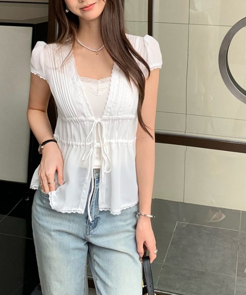 AMAJI(アマジ)の「フレンチテイスト Vネック リボンデザインTシャツ 半袖 レディース 華奢見え きれいめトップス(Tシャツ/カットソー・レディース・ホワイト・X-LARGE/LARGE/MEDIUM/SMALL)」の2枚目の写真