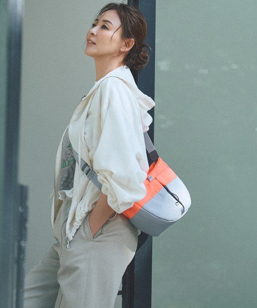 Y'SACCS（イザック）の「Y’SACCS×SHIHO　COLONE(コロン）コンビカラーショルダーバッグ（ショルダーバッグ・レディース・グリーン/オレンジ/ピンク・FREE）」の5枚目の写真