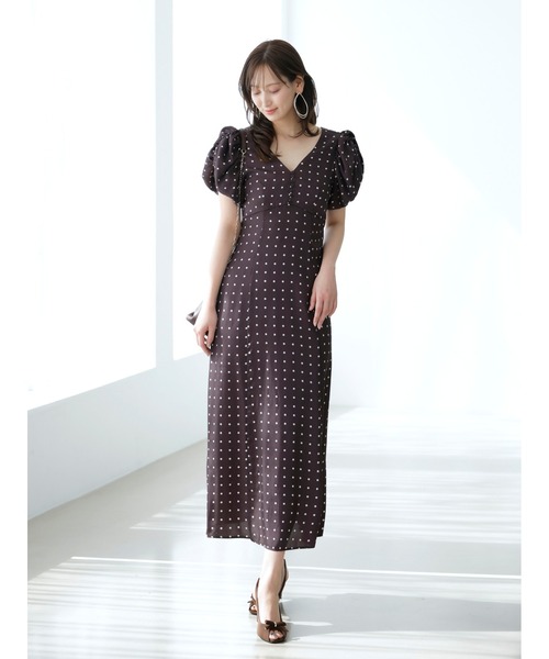 SNIDEL(スナイデル)の「Sustainableギャザーパフスリーブドットワンピース(ワンピース・レディース・ブラウン/グリーン/アイボリー・1/0)」の1枚目の写真