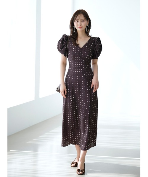 SNIDEL(スナイデル)の「Sustainableギャザーパフスリーブドットワンピース(ワンピース・レディース・ブラウン/グリーン/アイボリー・1/0)」の7枚目の写真