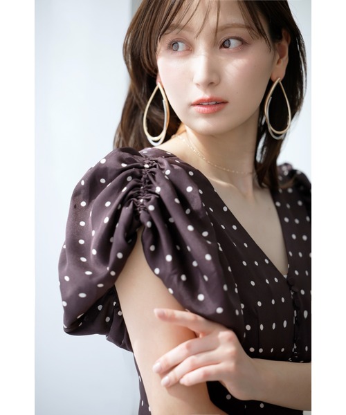 SNIDEL(スナイデル)の「Sustainableギャザーパフスリーブドットワンピース(ワンピース・レディース・ブラウン/グリーン/アイボリー・1/0)」の10枚目の写真