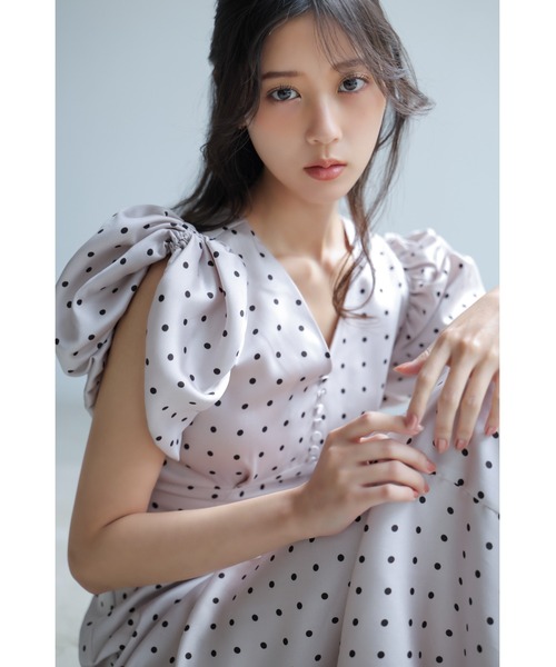 SNIDEL(スナイデル)の「Sustainableギャザーパフスリーブドットワンピース(ワンピース・レディース・ブラウン/グリーン/アイボリー・1/0)」の6枚目の写真