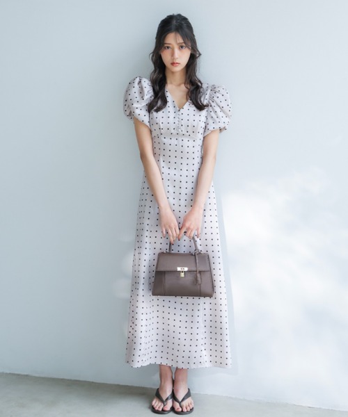SNIDEL(スナイデル)の「Sustainableギャザーパフスリーブドットワンピース(ワンピース・レディース・ブラウン/グリーン/アイボリー・1/0)」の4枚目の写真