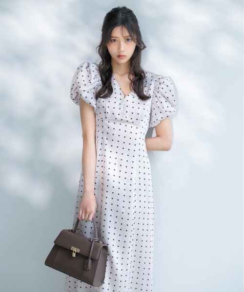 SNIDEL(スナイデル)の「Sustainableギャザーパフスリーブドットワンピース(ワンピース・レディース・ブラウン/グリーン/アイボリー・1/0)」の5枚目の写真