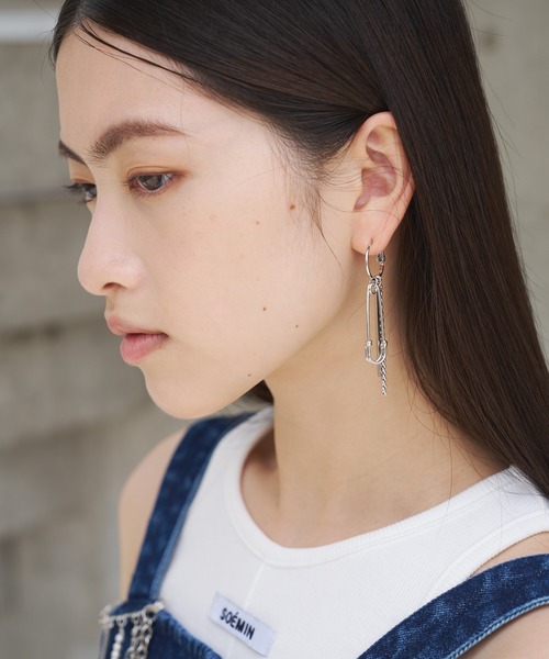 SOEMIN（ソミン）の「Safety pin and chain pierced earrings／セーフティーピン&チェーンピアス（ピアス（両耳用）・レディース・シルバー・FREE）」の2枚目の写真