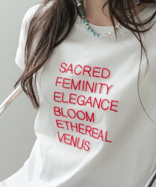 GALLEST(ギャレスト)の「刺繍フレーズTシャツ(Tシャツ/カットソー・レディース・ブラック系/パープル系1/ホワイト系1・38)」の5枚目の写真