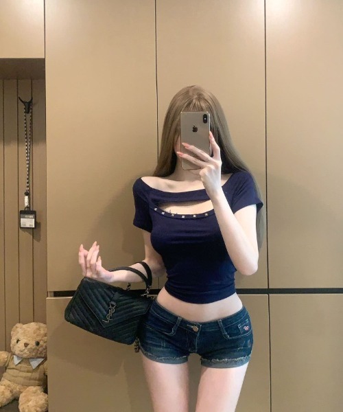 Ritzy(リッツィー)の「スタッズ付き オフショルダークロップ T シャツ(Tシャツ/カットソー・レディース・ホワイト/ブルー/ブラック・FREE)」の11枚目の写真