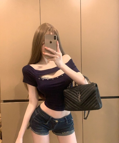 Ritzy(リッツィー)の「スタッズ付き オフショルダークロップ T シャツ(Tシャツ/カットソー・レディース・ホワイト/ブルー/ブラック・FREE)」の22枚目の写真